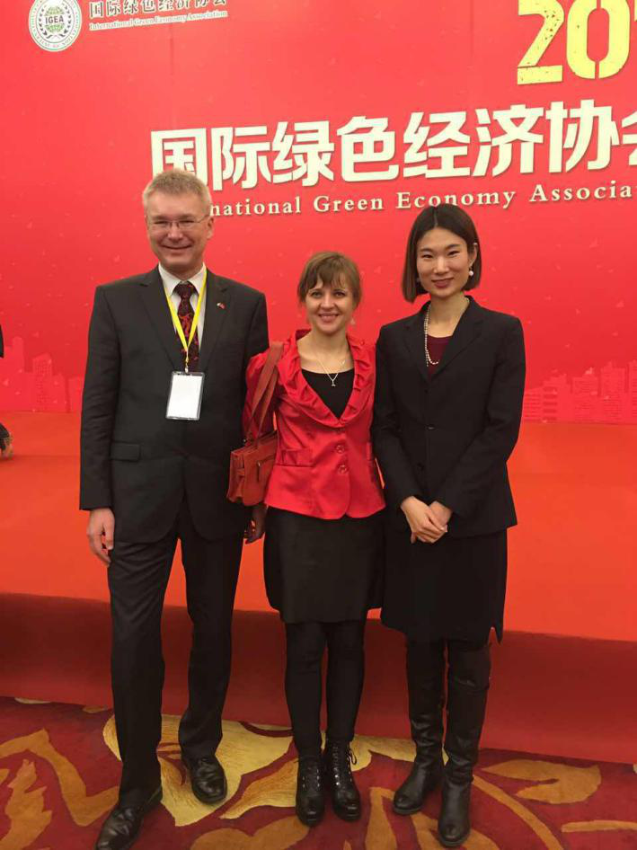  捷斯中合作協(xié)會(huì)監(jiān)事會(huì)員Rudolf Zachoval（左一）、Sarka Zhang（左二）與 仟億達(dá)劉總（右一）合影