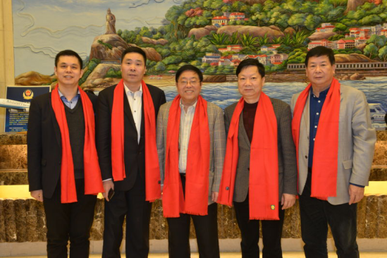 仟億達(dá)集團(tuán)董事長鄭兩斌（左一）、陜西廈門商會會長陳信雄（左二）、與廈門市人原副主任汪興裕（正中）、廈門駐京辦主任王飛（右二）廈門企業(yè)商會會長蔣清林（右一）