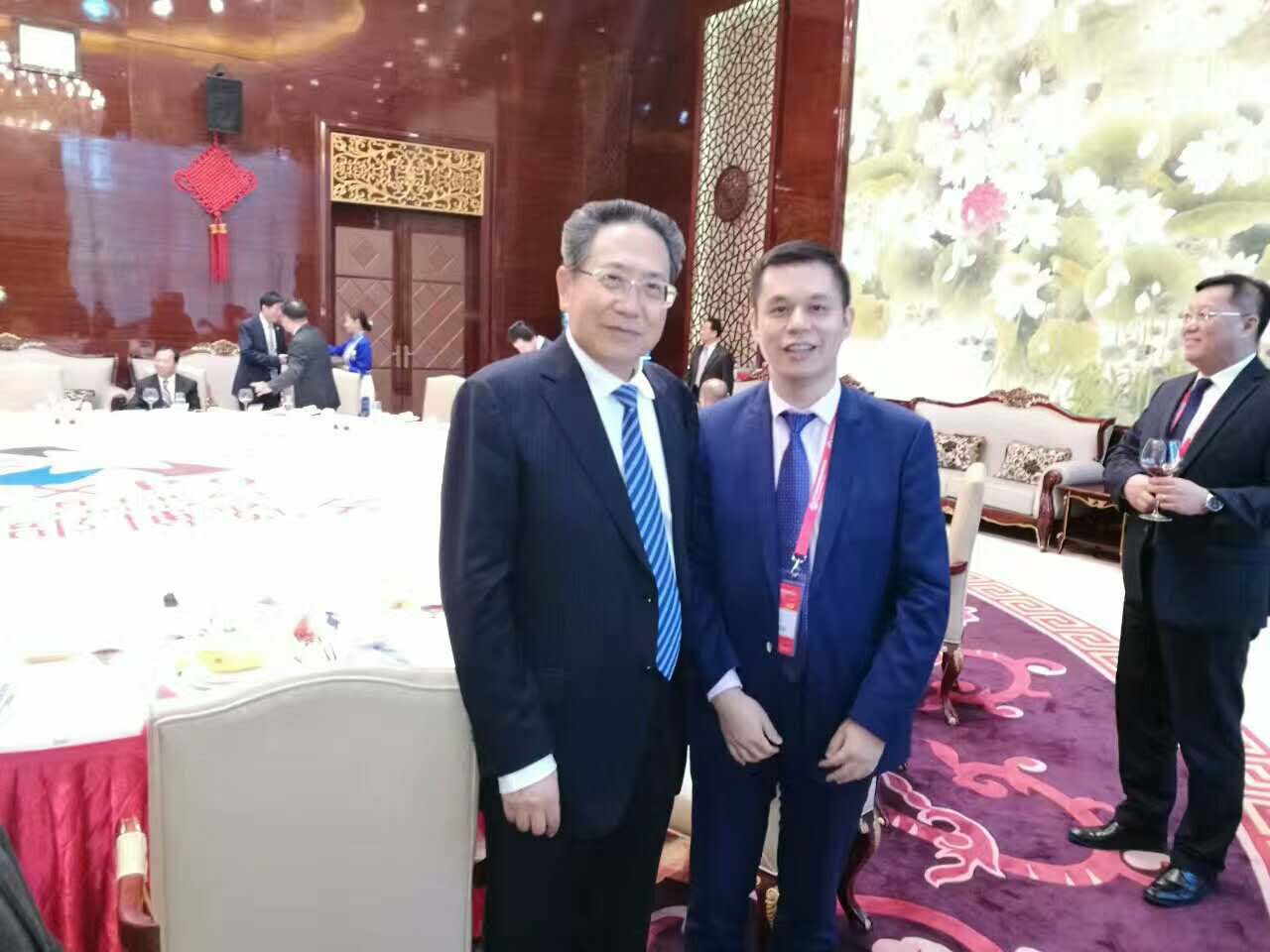 安徽省委書記、省人常委會(huì)主任李錦斌（左）仟億達(dá)集團(tuán)董事長鄭兩斌（右）與合影留念