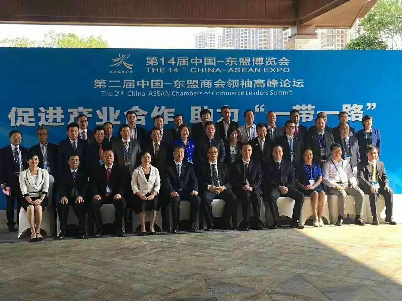 全國工商聯副主席黃榮(首排右5)、廣西壯族自治區(qū)副主席陳剛(首排右6)與仟億達集團董事長鄭兩斌(三排左3)等嘉賓合影